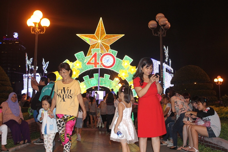 Rực sáng pháo hoa chào mừng năm mới 2015 ảnh 30