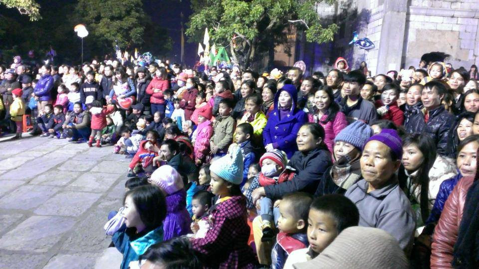 TƯỜNG THUẬT: Giới trẻ tưng bừng đón Giáng sinh ảnh 68