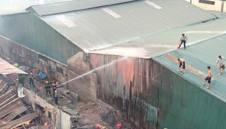 Cháy lớn ở phố Đại Từ, hai nhà xưởng chìm trong lửa khói ảnh 7