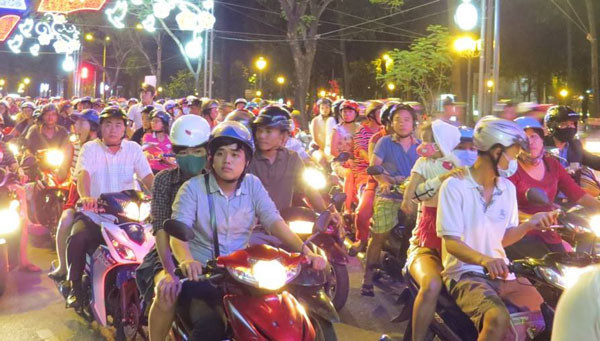 TƯỜNG THUẬT: Giới trẻ tưng bừng đón Giáng sinh ảnh 80