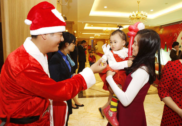 TƯỜNG THUẬT: Giới trẻ tưng bừng đón Giáng sinh ảnh 73