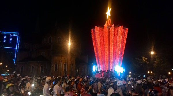 TƯỜNG THUẬT: Giới trẻ tưng bừng đón Giáng sinh ảnh 51