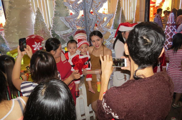 TƯỜNG THUẬT: Giới trẻ tưng bừng đón Giáng sinh ảnh 82