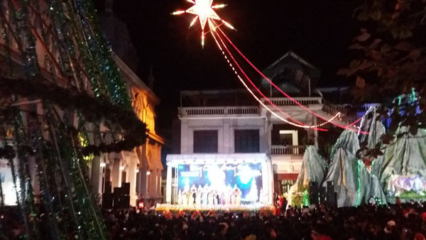 TƯỜNG THUẬT: Giới trẻ tưng bừng đón Giáng sinh ảnh 41