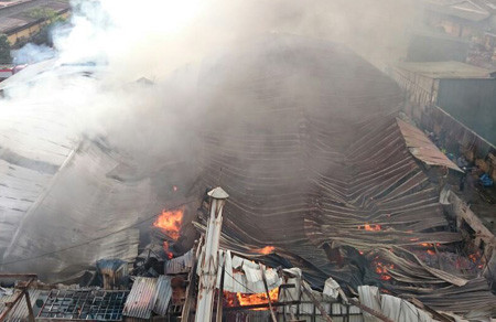 Cháy lớn ở phố Đại Từ, hai nhà xưởng chìm trong lửa khói ảnh 5