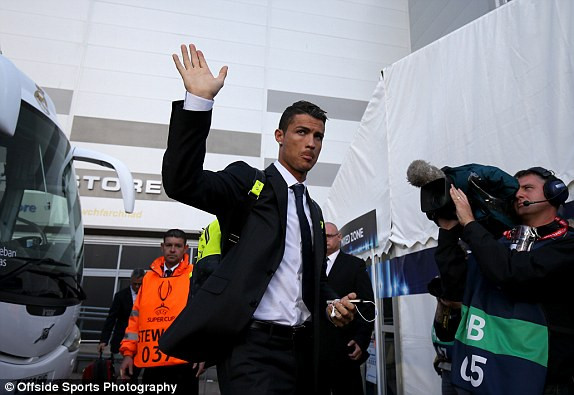 Ronaldo lập cú đúp, Real hả hê ôm Siêu Cup ảnh 15