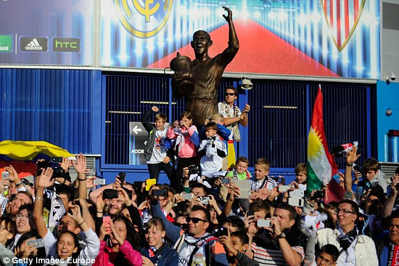 Ronaldo lập cú đúp, Real hả hê ôm Siêu Cup ảnh 16