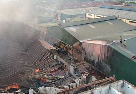 Cháy lớn ở phố Đại Từ, hai nhà xưởng chìm trong lửa khói ảnh 6