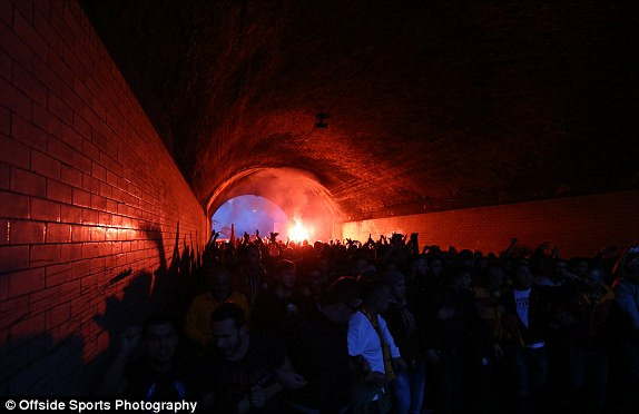 CĐV Galatasaray 'phóng hỏa' Emirates bằng pháo sáng ảnh 9