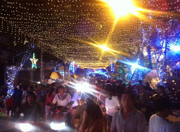 TƯỜNG THUẬT: Giới trẻ tưng bừng đón Giáng sinh ảnh 12