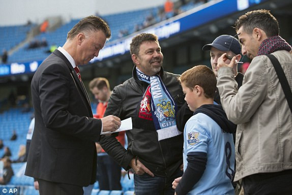 Man City-M.U (1-0): Quỷ đỏ ôm hận vì tội đồ Smalling ảnh 10