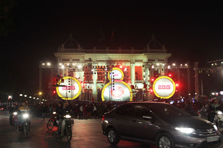 Rực sáng pháo hoa chào mừng năm mới 2015 ảnh 36