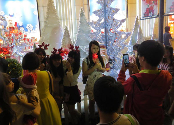 TƯỜNG THUẬT: Giới trẻ tưng bừng đón Giáng sinh ảnh 83