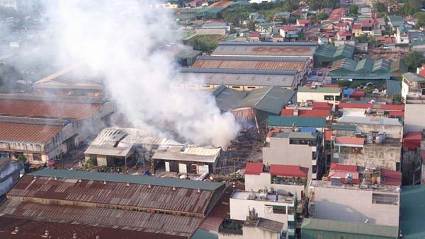 Cháy lớn ở phố Đại Từ, hai nhà xưởng chìm trong lửa khói ảnh 2