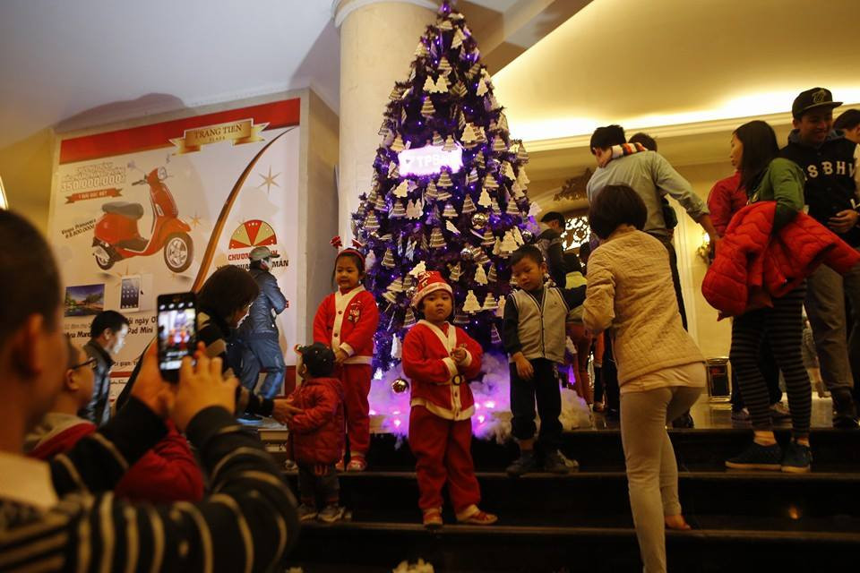 TƯỜNG THUẬT: Giới trẻ tưng bừng đón Giáng sinh ảnh 53