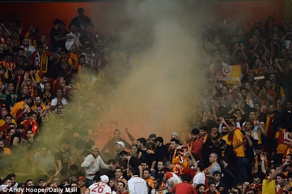 Arsenal vs Galatasaray (4-1): 'Cỗ pháo' Welbeck gầm vang ảnh 15