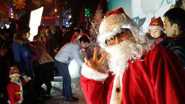 TƯỜNG THUẬT: Giới trẻ tưng bừng đón Giáng sinh ảnh 42
