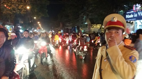 TƯỜNG THUẬT: Giới trẻ tưng bừng đón Giáng sinh ảnh 40