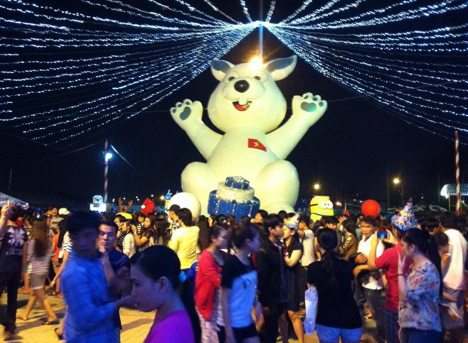 TƯỜNG THUẬT: Giới trẻ tưng bừng đón Giáng sinh ảnh 60