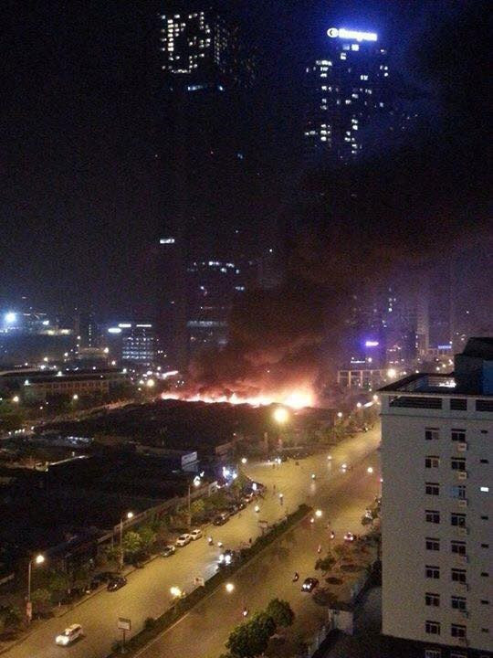 Lửa thiêu rụi dãy hàng quán sau tòa nhà Keangnam ảnh 5