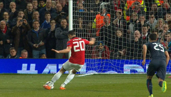 Van Persie thăng hoa, M.U ngược dòng kỳ vĩ ảnh 10