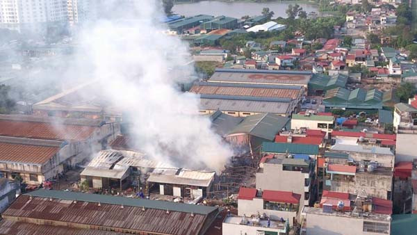 Cháy lớn ở phố Đại Từ, hai nhà xưởng chìm trong lửa khói ảnh 3