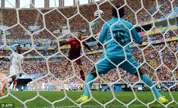 Ronaldo 'khai hỏa', Bồ vẫn phải tức tưởi hồi hương ảnh 1