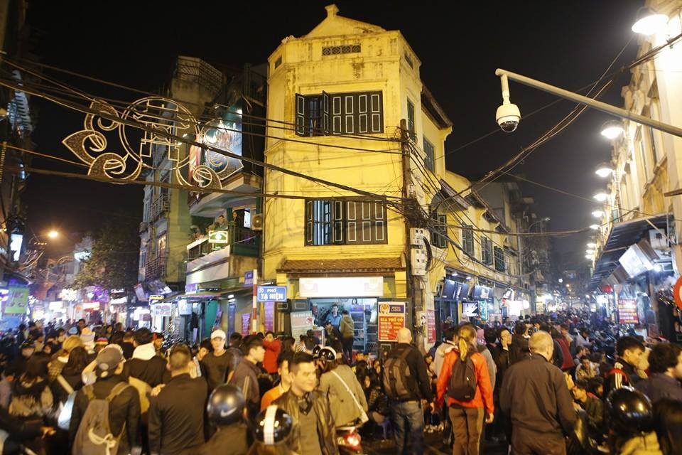 TƯỜNG THUẬT: Giới trẻ tưng bừng đón Giáng sinh ảnh 30