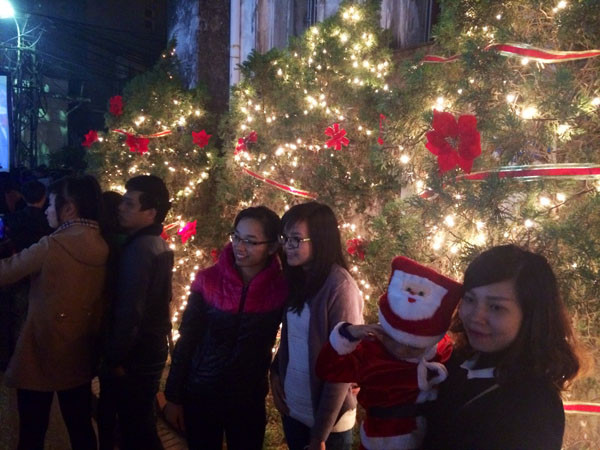 TƯỜNG THUẬT: Giới trẻ tưng bừng đón Giáng sinh ảnh 24