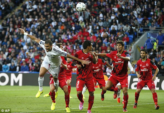 Ronaldo lập cú đúp, Real hả hê ôm Siêu Cup ảnh 2