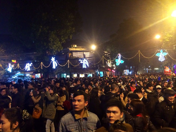 TƯỜNG THUẬT: Giới trẻ tưng bừng đón Giáng sinh ảnh 23