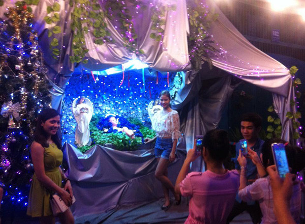 TƯỜNG THUẬT: Giới trẻ tưng bừng đón Giáng sinh ảnh 13