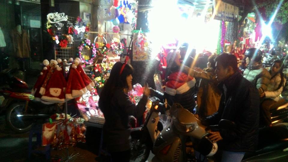 TƯỜNG THUẬT: Giới trẻ tưng bừng đón Giáng sinh ảnh 75