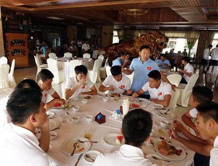 Tiết lộ chuyện 'bếp núc' của U19 Việt Nam tại Myanmar ảnh 1