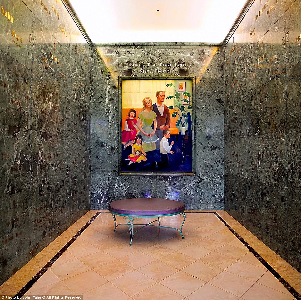 Những bức tranh màu nằm trên bức tường cuối căn phòng có giá trị nghệ thuật cao. Những bức tranh màu nằm trên bức tường cuối căn phòng có giá trị nghệ thuật cao