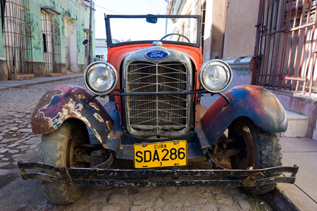 Một chiếc Ford từ thập niên 30 của thế kỷ trước lăn bánh trên những con đường rải sỏi tại Cu Ba vào tháng 2/2006