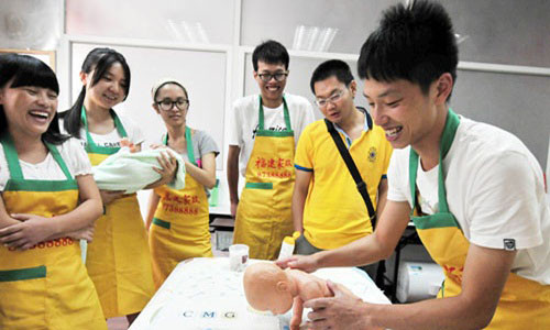 Học tắm cho trẻ sơ sinh. 