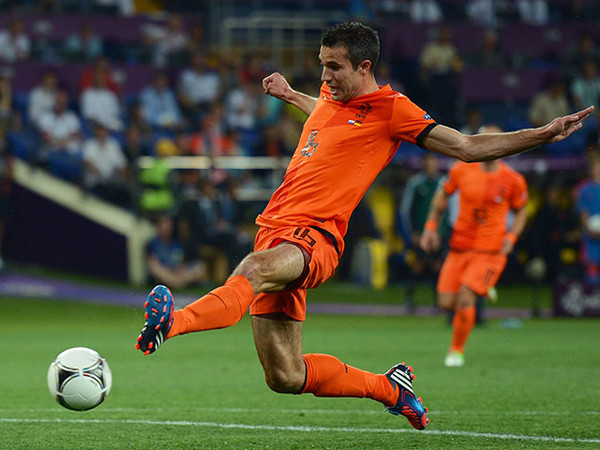 Van Persie chỉ có thể bay là là trên mặt đất, hệt như đội tuyển da cam của anh ở Euro kỳ này. Ảnh: Getty Images. Van Persie chỉ có thể bay là là trên mặt đất, hệt như đội tuyển da cam của anh ở Euro kỳ này. Ảnh: Getty Images