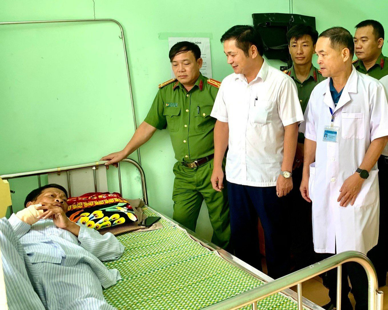 Lãnh đạo huyện Quỳ Châu thăm hỏi, động viên Thiếu tá Mong Văn Tân. Lãnh đạo huyện Quỳ Châu thăm hỏi, động viên Thiếu tá Mong Văn Tân.