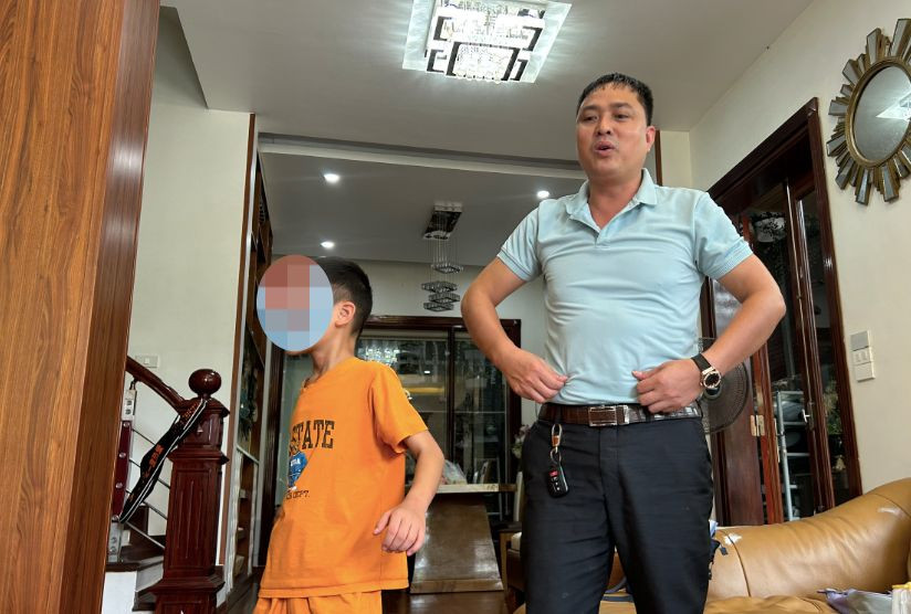 Anh Nguyễn Xuân Chiến cùng bé Ken đã có mặt tại nhà trưa 15/8, sau một đêm dài bé bị bắt cóc.