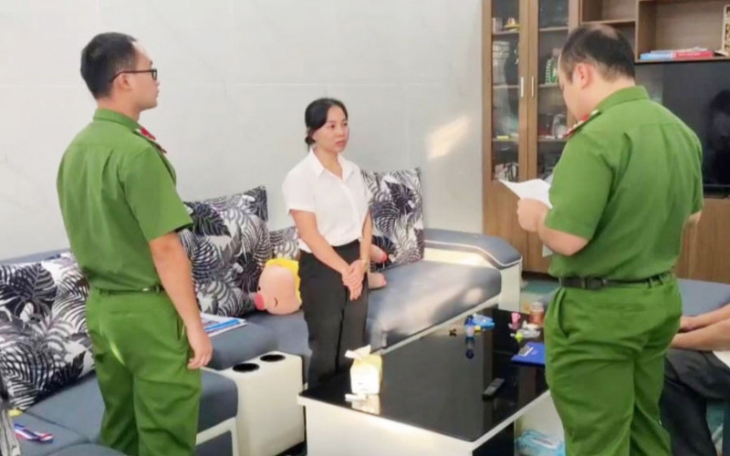 Đối tượng Hoàng Thúy Lường nghe lệnh bắt tạm giam để điều tra hành vi lừa đảo.