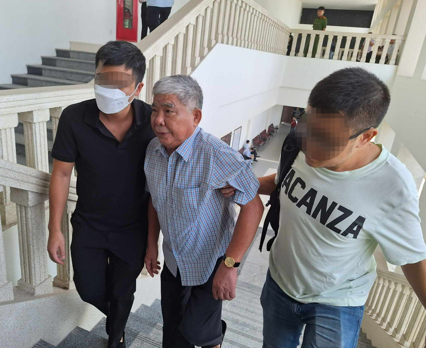 Bị cáo Lê Thanh Thản được dìu lên phòng xét xử. Bị cáo Lê Thanh Thản được dìu lên phòng xét xử.