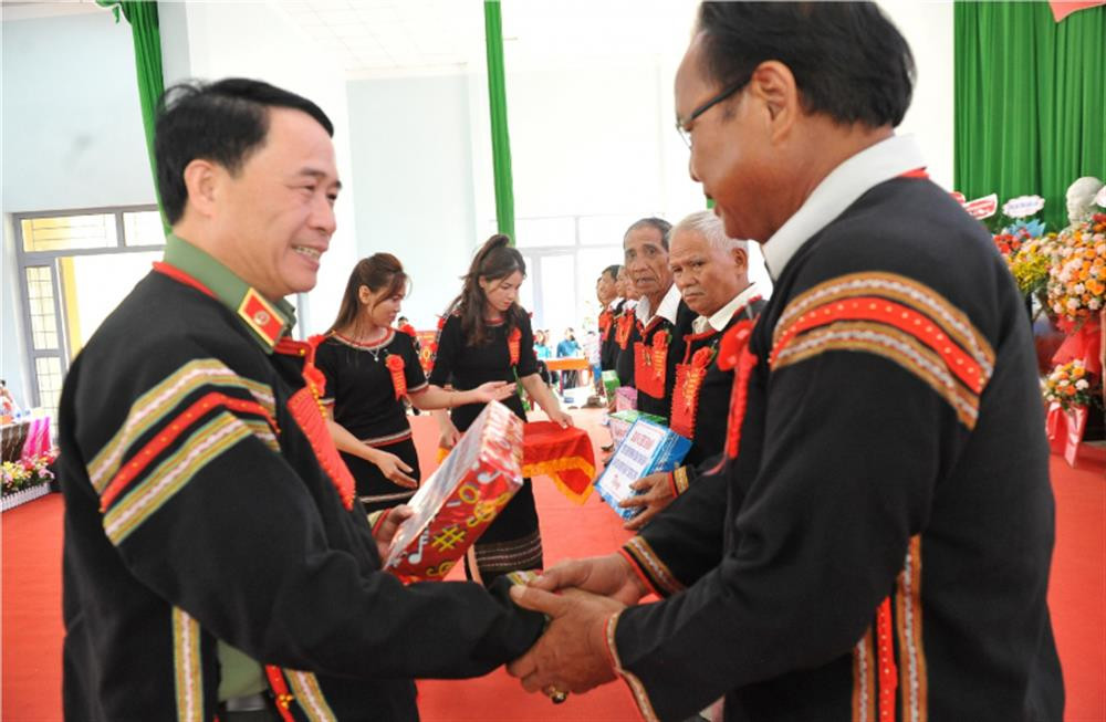 Thứ trưởng Lê Quốc Hùng trao quà tặng các hộ dân có hoàn cảnh khó khăn. Ảnh: Bộ Công an.