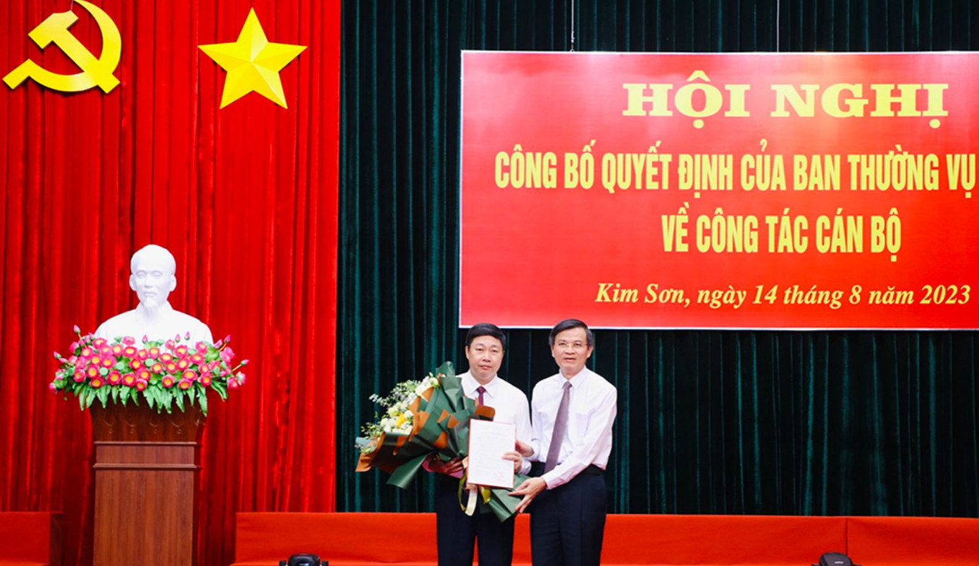 Bí thư Tỉnh ủy Ninh Bình - Đoàn Minh Huấn trao quyết định, tặng hoa chúc mừng đồng chí Mai Khanh, tân Bí thư Huyện ủy Kim Sơn. Ảnh: Báo N.B Bí thư Tỉnh ủy Ninh Bình - Đoàn Minh Huấn trao quyết định, tặng hoa chúc mừng đồng chí Mai Khanh, tân Bí thư Huyện ủy Kim Sơn. Ảnh: Báo N.B