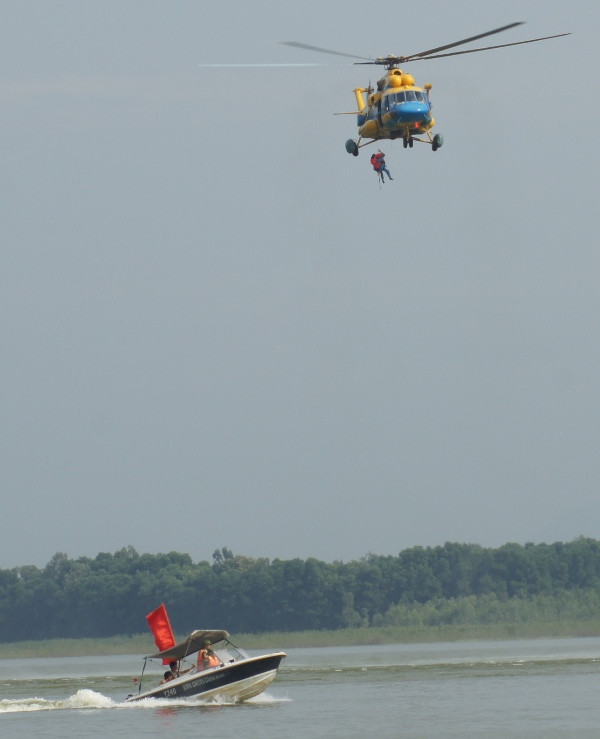 Dùng xuồng cao tốc và trực thăng cứu người bị trôi nổi