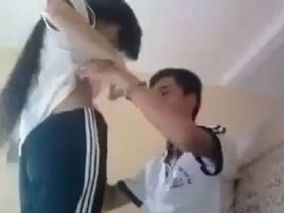 Đôi nam nữ học sinh thể hiện tình yêu một cách thái quá. Ảnh cắt từ clip