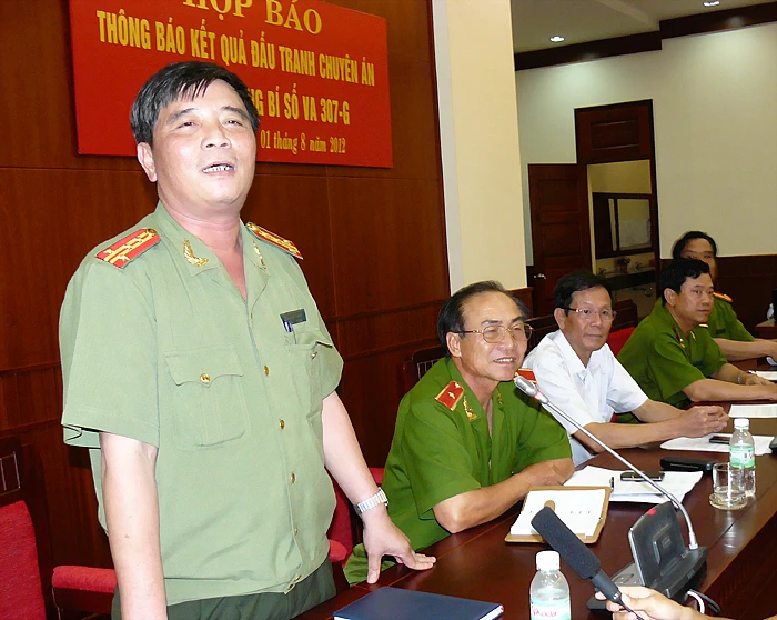 Đại tá Trần Ngọc Khánh - Giám đốc Công an tỉnh Khánh Hòa phát biểu tại cuộc họp báo. Ảnh: Đình Quân