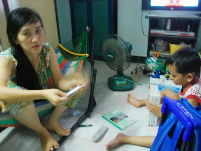 Chị công nhân Mai Thị Út méo mặt lo cho con trai vào lớp 1