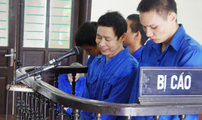 Bị cáo Long cười nhạt trước vành móng ngựa. Bị cáo Long cười nhạt trước vành móng ngựa