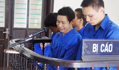 Bị cáo Long cười nhạt trước vành móng ngựa